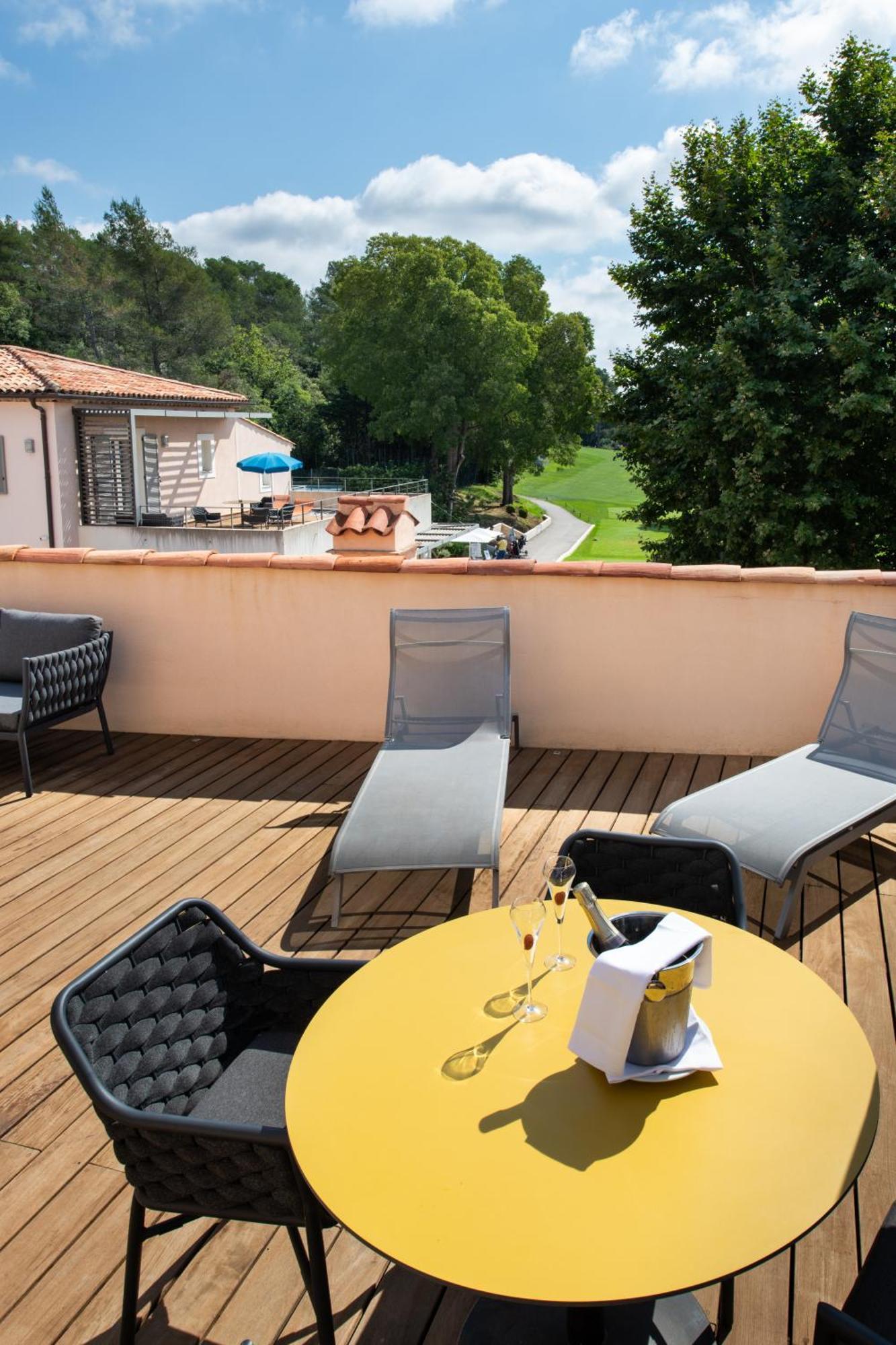 Hotel Golf & Spa Chateau De La Begude The Originals Collection Valbonne Exteriör bild